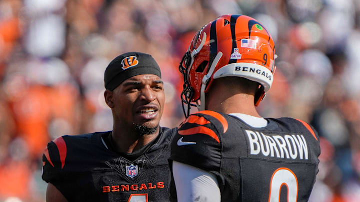 Cincinnati Bengals wide receiver Ja'Marr Chase (1) and quarterback Joe Burrow (9) talk during a timeout.