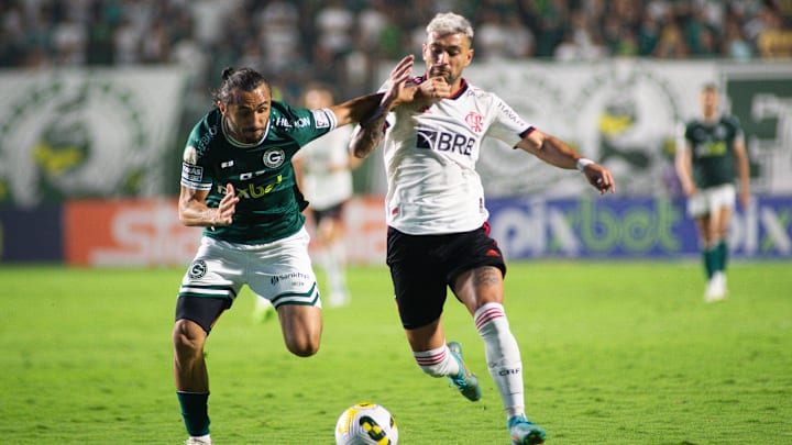 Com pano de fundo polêmico, Esmeraldino e Rubro-Negro empataram em 1 a 1 