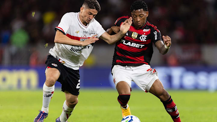São Paulo e Flamengo jogam na Vila Belmiro São Paulo e Flamengo jogam na Vila Belmiro
