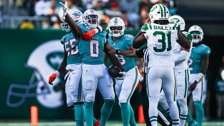 Miami Dolphins running back Ollie Gordon II (0) reacts in front of New York Jets defensive end David Bailey (31) during the second half at MetLife Stadium. Miami Dolphins running back Ollie Gordon II (0) reacts in front of New York Jets defensive end David Bailey (31) during the second half at MetLife Stadium.