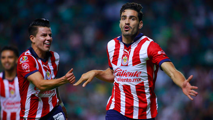 Pável Pérez y Antonio Briseño celebran el primer gol de las Chivas. Pável Pérez y Antonio Briseño celebran el primer gol de las Chivas.