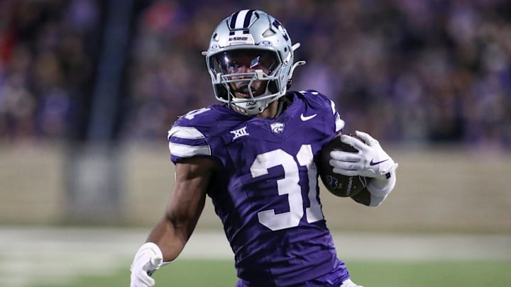 Kansas State Wildcats running back DJ Giddens (31) carries the ball during the fourth quarter against the Cincinnati Bearcats at Bill Snyder Family Football Stadium. Kansas State Wildcats running back DJ Giddens (31) carries the ball during the fourth quarter against the Cincinnati Bearcats at Bill Snyder Family Football Stadium.