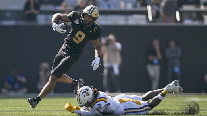 Oct 18, 2025; Nashville, Tennessee, USA; Vanderbilt Commodores tight end Eli Stowers (9) breaks the tack of Louisiana State Tigers linebacker Harold Perkins Jr. (7) during the first half at FirstBank Stadium. Mandatory Credit: Steve Roberts-Imagn Images Oct 18, 2025; Nashville, Tennessee, USA; Vanderbilt Commodores tight end Eli Stowers (9) breaks the tack of Louisiana State Tigers linebacker Harold Perkins Jr. (7) during the first half at FirstBank Stadium. Mandatory Credit: Steve Roberts-Imagn Images
