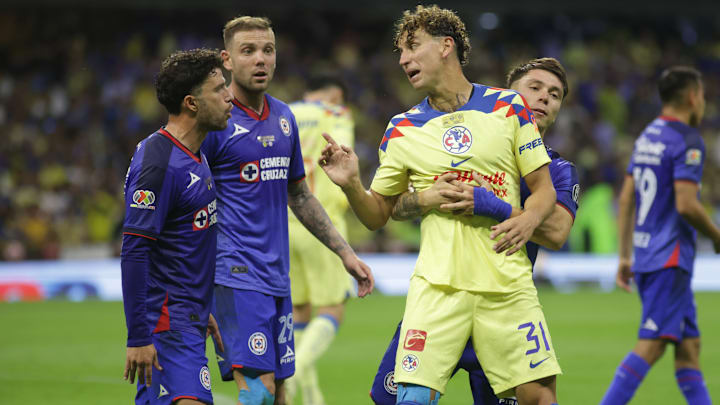 Igor Lichnovsky #31of Club America confronts José Ignacio...