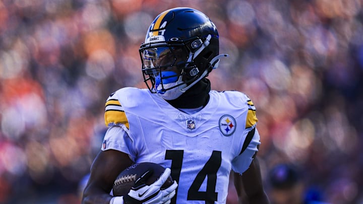Dec 1, 2024; Cincinnati, Ohio, USA; Pittsburgh Steelers wide receiver George Pickens (14) runs the ball in for a touchdown against the Cincinnati Bengals in the first half at Paycor Stadium. Mandatory Credit: Katie Stratman-Imagn Images