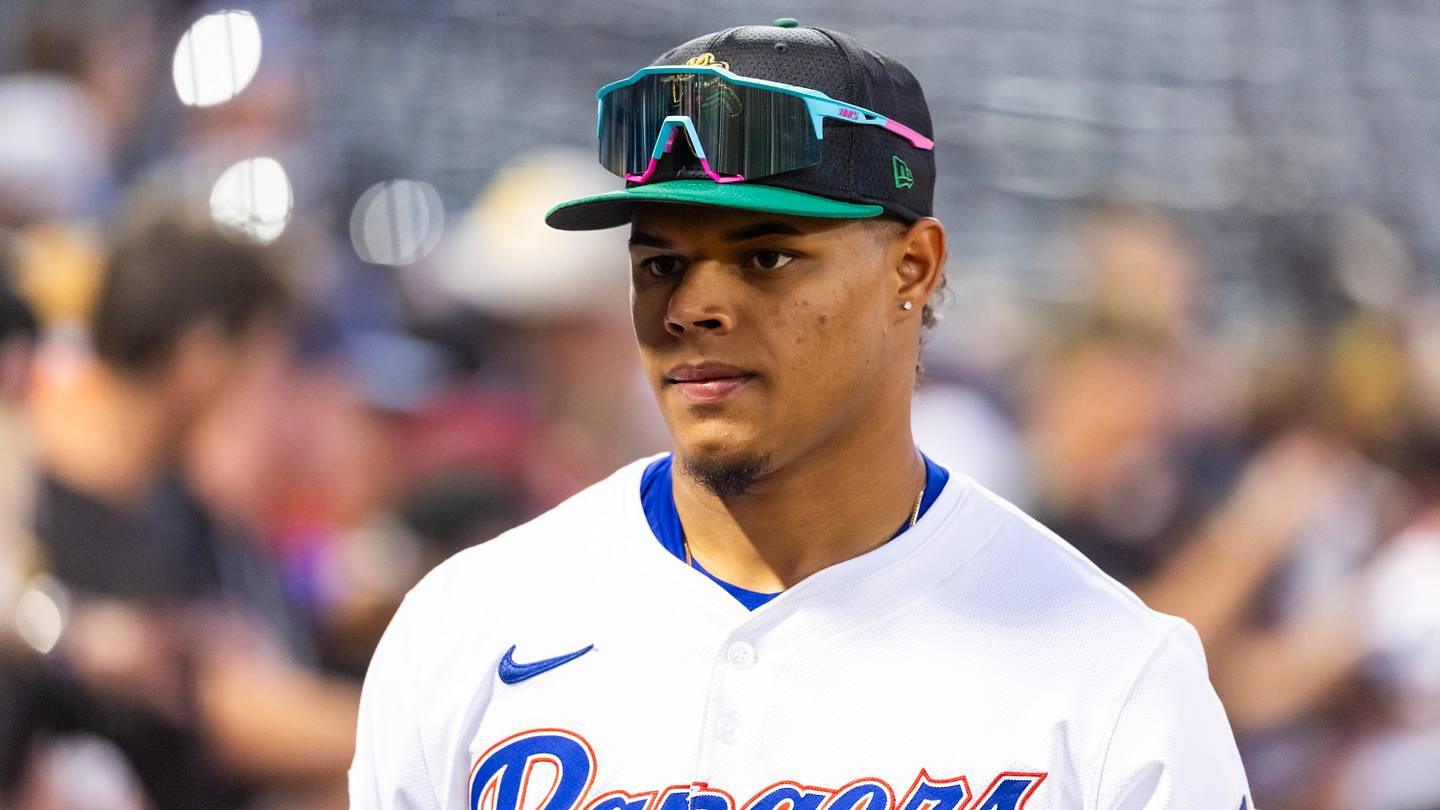 Rangers Finally Give Winston Santos Chance to Make Major League Debut