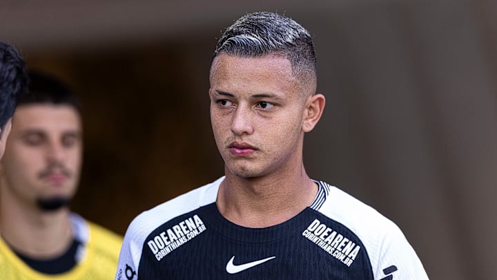 Kayke deixa o campo de maca após sentir o joelho em Barra x Corinthians