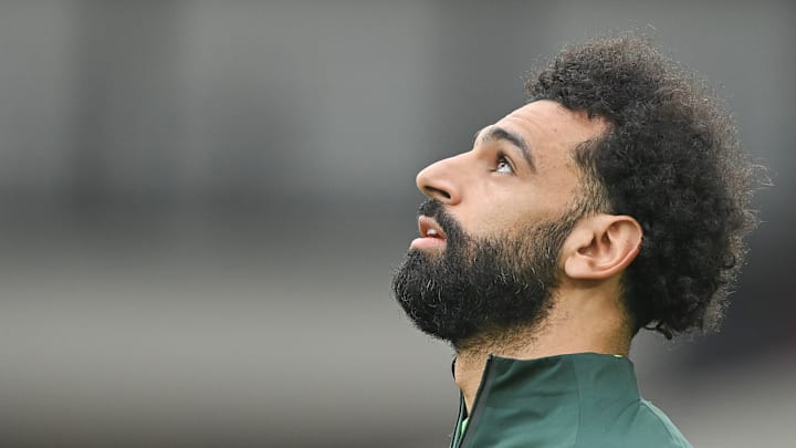 Mo Salah präsentiert das neue LFC-Heimtrikot