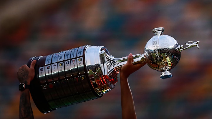 Flamengo levantou a taça na última final em Lima Flamengo levantou a taça na última final em Lima