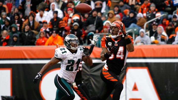 Nov 16, 2008; Cincinnati, OH, USA; Cincinnati Bengals receiver T.J. Houshmandzadeh (84) beats the Philadelphia Eagles cornerback Joselio Hanson (21) for a touchdown late in the second quarter at Paul Brown Stadium. Mandatory Credit: Frank Victores-Imagn Images Nov 16, 2008; Cincinnati, OH, USA; Cincinnati Bengals receiver T.J. Houshmandzadeh (84) beats the Philadelphia Eagles cornerback Joselio Hanson (21) for a touchdown late in the second quarter at Paul Brown Stadium. Mandatory Credit: Frank Victores-Imagn Images