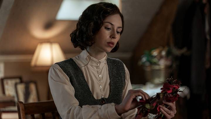 Hermione Corfield (“Julia Moriston Beauchamp”) in Outlander: Blood of My Blood season 2. Image: Starz. Hermione Corfield (“Julia Moriston Beauchamp”) in Outlander: Blood of My Blood season 2. Image: Starz.