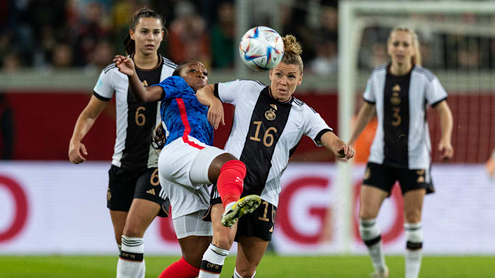 Linda Dallmann und die DFB-Elf gewannen zwar mit 2:1, offenbarten aber große Mängel in der Defensive