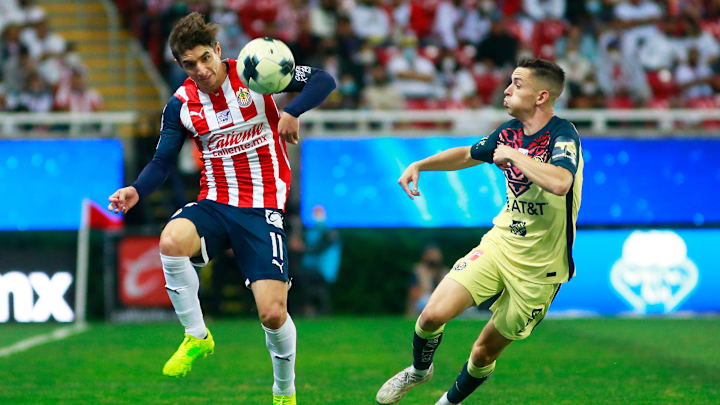 Isaac Brizuela controla un balón ante la marca de Álvaro Fidalgo.