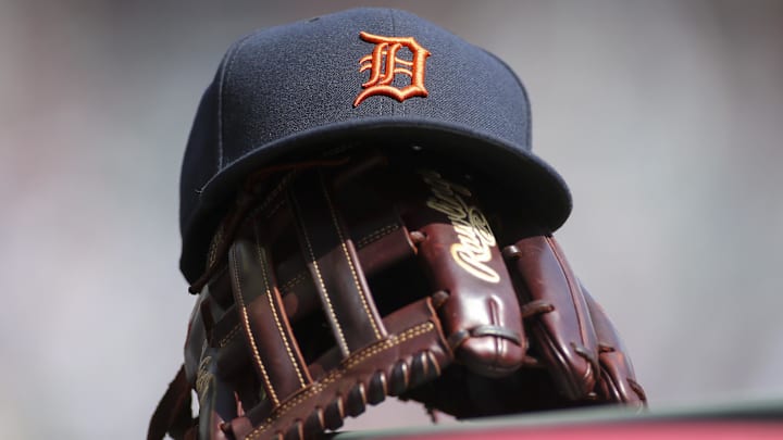 Detroit Tigers hat and glove 