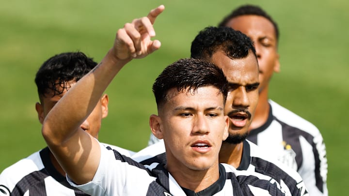 Zagueiro Zabala, de 20 anos, tem contrato com o Peixe até dezembro Zagueiro Zabala, de 20 anos, tem contrato com o Peixe até dezembro