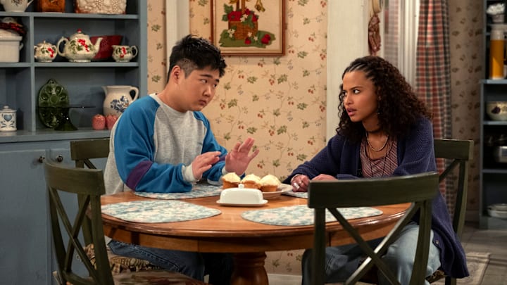 That '90s Show. (L to R) Reyn Doi as Ozzie, Ashley Aufderheide as Gwen in episode 207 of That '90s Show. Cr. Patrick Wymore/Netflix © 2024