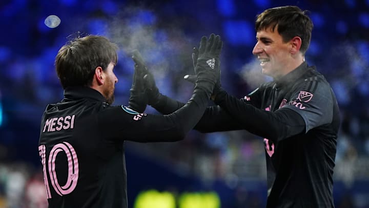 El argentino Lionel Messi festeja con su compatriota Tadeo Allende