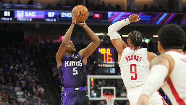 Mar 10, 2024; Sacramento, California, USA; Sacramento Kings guard De'Aaron Fox (5) shoots against Houston Rockets forward Dillon Brooks (9) during the second quarter at Golden 1 Center. Mandatory Credit: Darren Yamashita-Imagn Images Mar 10, 2024; Sacramento, California, USA; Sacramento Kings guard De'Aaron Fox (5) shoots against Houston Rockets forward Dillon Brooks (9) during the second quarter at Golden 1 Center. Mandatory Credit: Darren Yamashita-Imagn Images