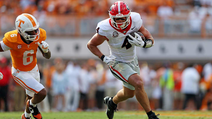 Sep 13, 2025; Knoxville, Tennessee, USA; Georgia Bulldogs tight end Oscar Delp (4) runs the ball as Georgia Bulldogs defensive back Daylen Everette (6) defends during the second half at Neyland Stadium. Mandatory Credit: Alan Poizner-Imagn Images