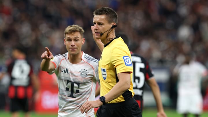 Nahm den Frankfurter Treffer zurück: Schiri Daniel Siebert