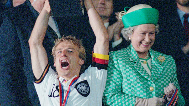 La Reina Isabel II entregó la Eurocopa en 1996