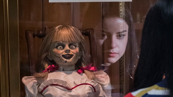 (L-R) The Annabelle doll and KATIE SARIFE as Daniela in New Line Cinema’s horror film “ANNABELLE COMES HOME,” a Warner Bros. Pictures release.
