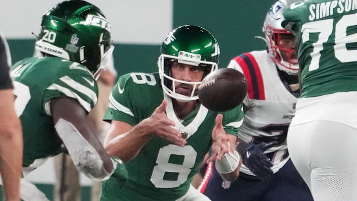 Sep 19, 2024; East Rutherford, New Jersey, USA;  New York Jets quarterback Aaron Rodgers (8)  pitches to  running back Breece Hall (20)  against the New England Patriots in the first half at MetLife Stadium. 