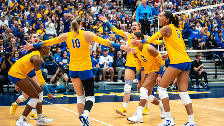 Pitt Volleyball Celebrates a Point