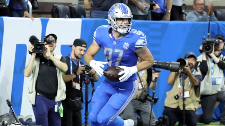 Detroit Lions tight end Sam LaPorta (87) scores a touchdown against the Atlanta Falcons during