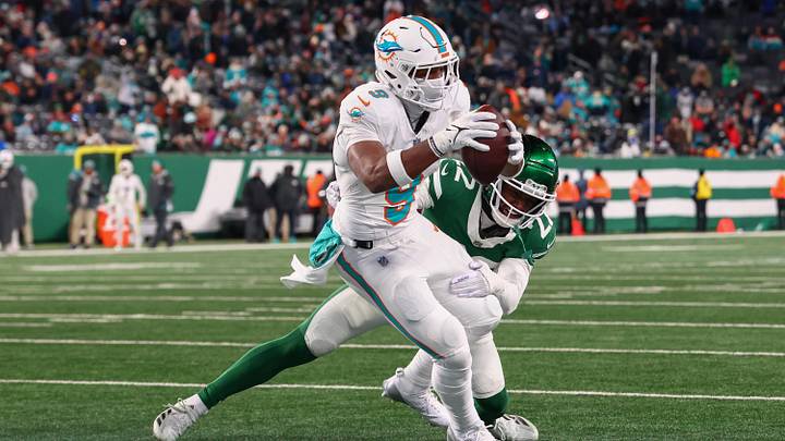 Miami Dolphins tight end Jonnu Smith (9) scores a touchdown during the fourth quarter of their game against the New York Jets at MetLife Stadium in the 2024 season finale. Miami Dolphins tight end Jonnu Smith (9) scores a touchdown during the fourth quarter of their game against the New York Jets at MetLife Stadium in the 2024 season finale.