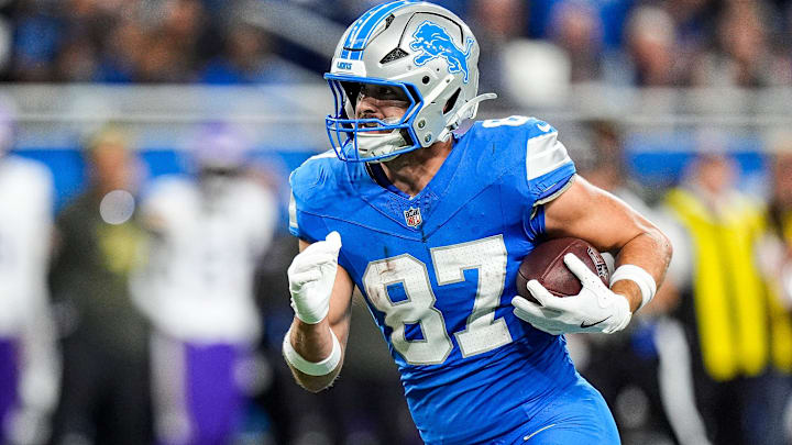 Detroit Lions tight end Sam LaPorta (87) makes a catch against the Minnesota Vikings during the first half at Ford Field in Detroit on Sunday, November 2, 2025.