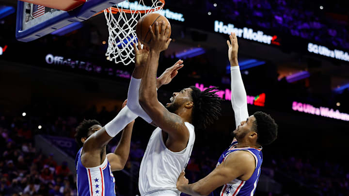 Derrick Favors no seguirá en OKC
