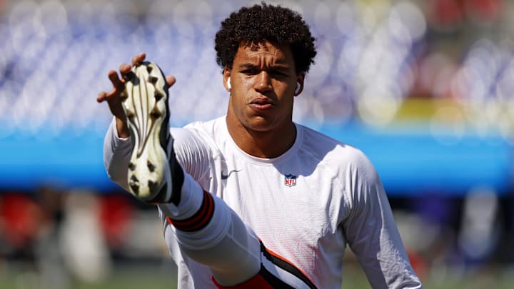 Cleveland Browns defensive end Joe Tryon-Shoyinka (90) warms up. at M&T Bank Stadium.