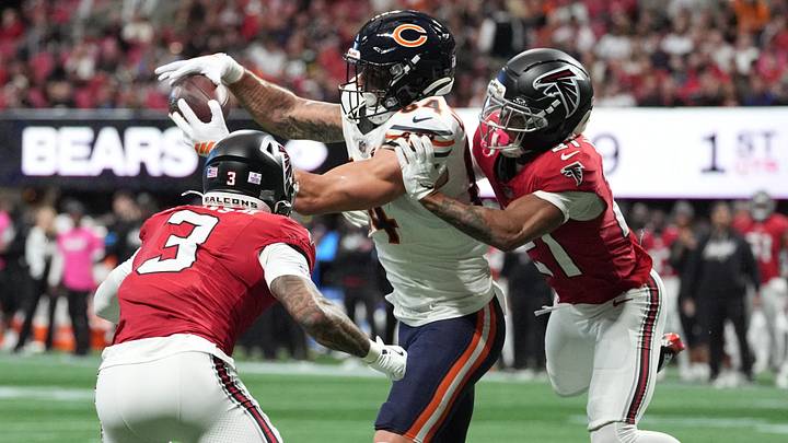 Oct 18, 2026; Atlanta, Georgia, USA; Chicago Bears tight end Colston Loveland (84) catches a pass in front of Atlanta Falcons cornerback Mike Hughes (21) during the first quarter at Mercedes-Benz Stadium. Mandatory Credit: Dale Zanine-Imagn Images Oct 18, 2026; Atlanta, Georgia, USA; Chicago Bears tight end Colston Loveland (84) catches a pass in front of Atlanta Falcons cornerback Mike Hughes (21) during the first quarter at Mercedes-Benz Stadium. Mandatory Credit: Dale Zanine-Imagn Images