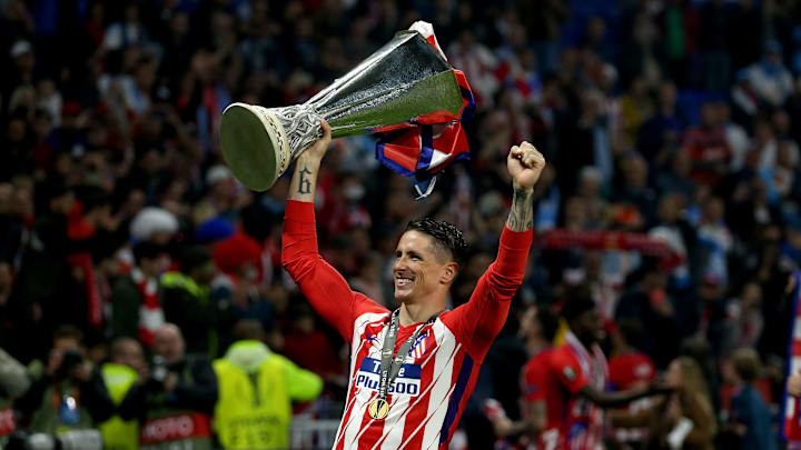 Fernando Torres y una de las UEFA Europa League que conquistó el Colchonero Fernando Torres y una de las UEFA Europa League que conquistó el Colchonero