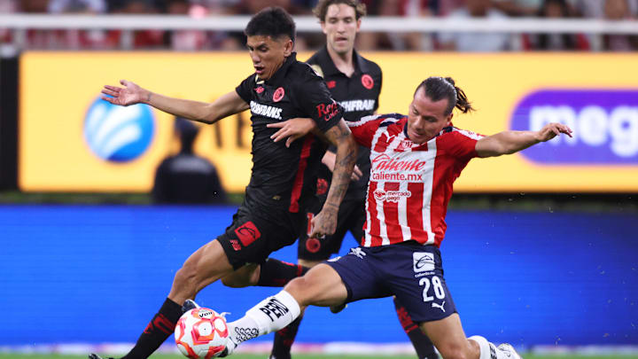 El argentino Nico Castro es marcado por Rubén González