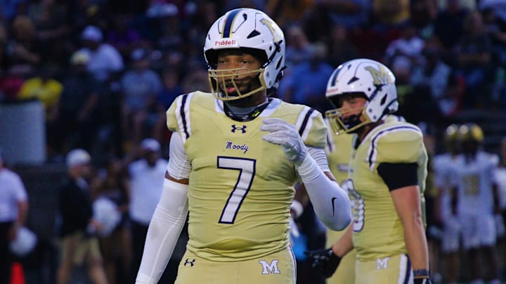 2027 Moody (AL.) EDGE Ba'Roc Willis getting the play call. Oxford at Moody (Aug. 29, 2025). 2027 Moody (AL.) EDGE Ba'Roc Willis getting the play call. Oxford at Moody (Aug. 29, 2025).