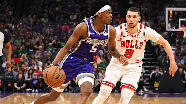 Mar 17, 2019; Sacramento, CA, USA; Sacramento Kings guard De'Aaron Fox (5) drives in against Chicago Bulls guard Zach LaVine (8) during the first quarter at Golden 1 Center. Mandatory Credit: Kelley L Cox-Imagn Images