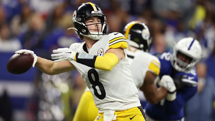 Pittsburgh Steelers quarterback Kenny Pickett (8)