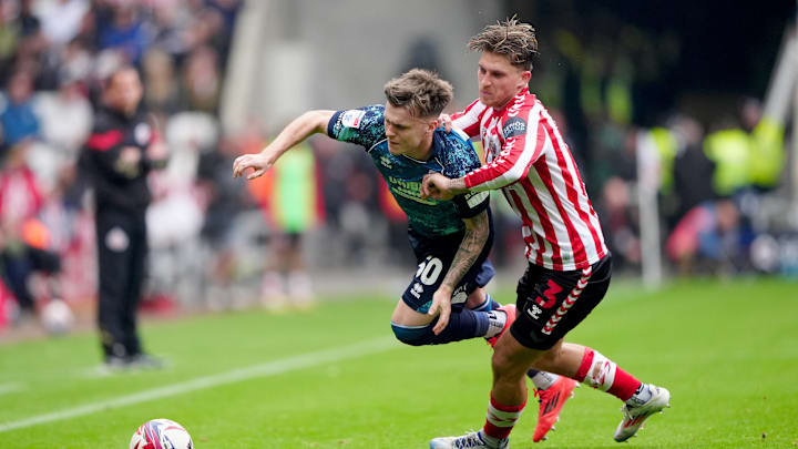 Dennis Cirkin - Sunderland defender challenges for ball