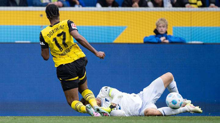 Szene im Vorfeld des Dortmunder Siegtreffers: Chukwuemeka rasselt mit Keeper Baumann zusammen