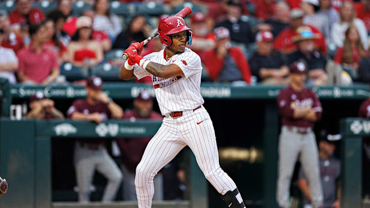 Justin Thomas Jr. prepares to receive the pitch for the Arkansas Razorbacks. 