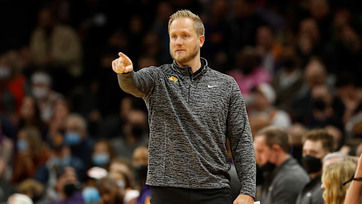 Kevin Young with the Phoenix Suns