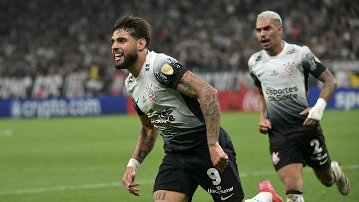 Corinthians sofre, mas vence e avança na Libertadores