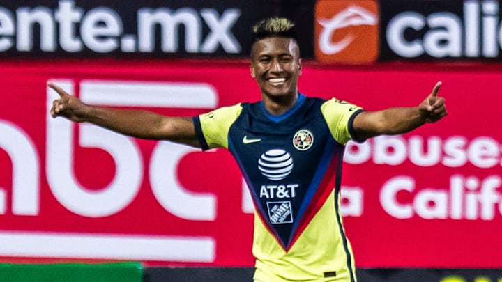 El jugador Pedro Aquino celebra un gol con el América.