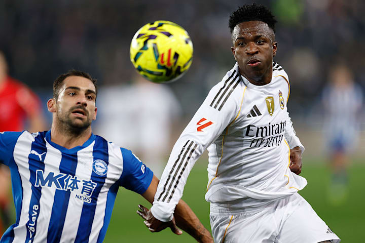 维尼修斯与阿拉维斯球员争抢球权