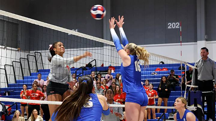 Santa Margarita handed Mater Dei its first loss of the season, topping California's top ranked girls volleyball team for the first time since 2022.