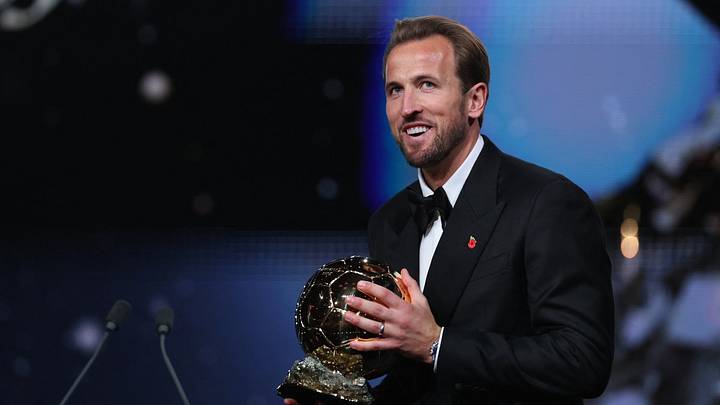 Harry Kane sonríe con el Balón de Oro en sus manos. 