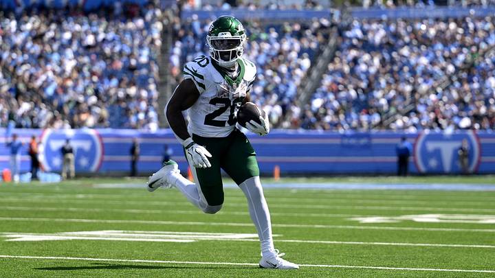 New York Jets running back Breece Hall (20) runs with the ball for a touchdown against the Tennessee Titans during the third quarter at Nissan Stadium. 
