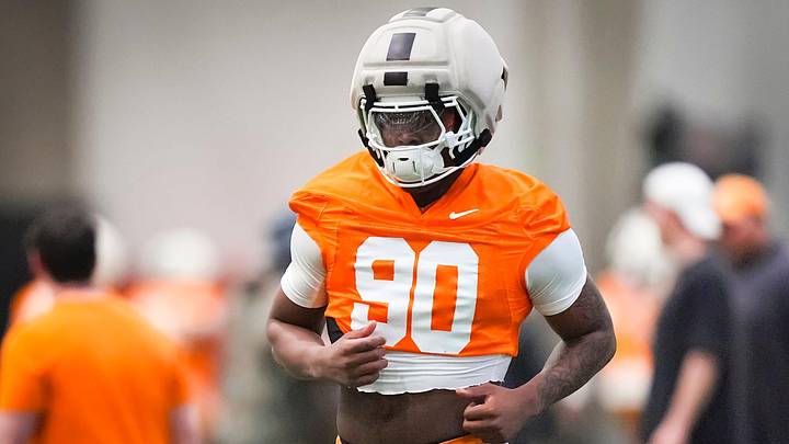 Tennessee defensive lineman Chaz Coleman (90) Tennessee defensive lineman Chaz Coleman (90)
